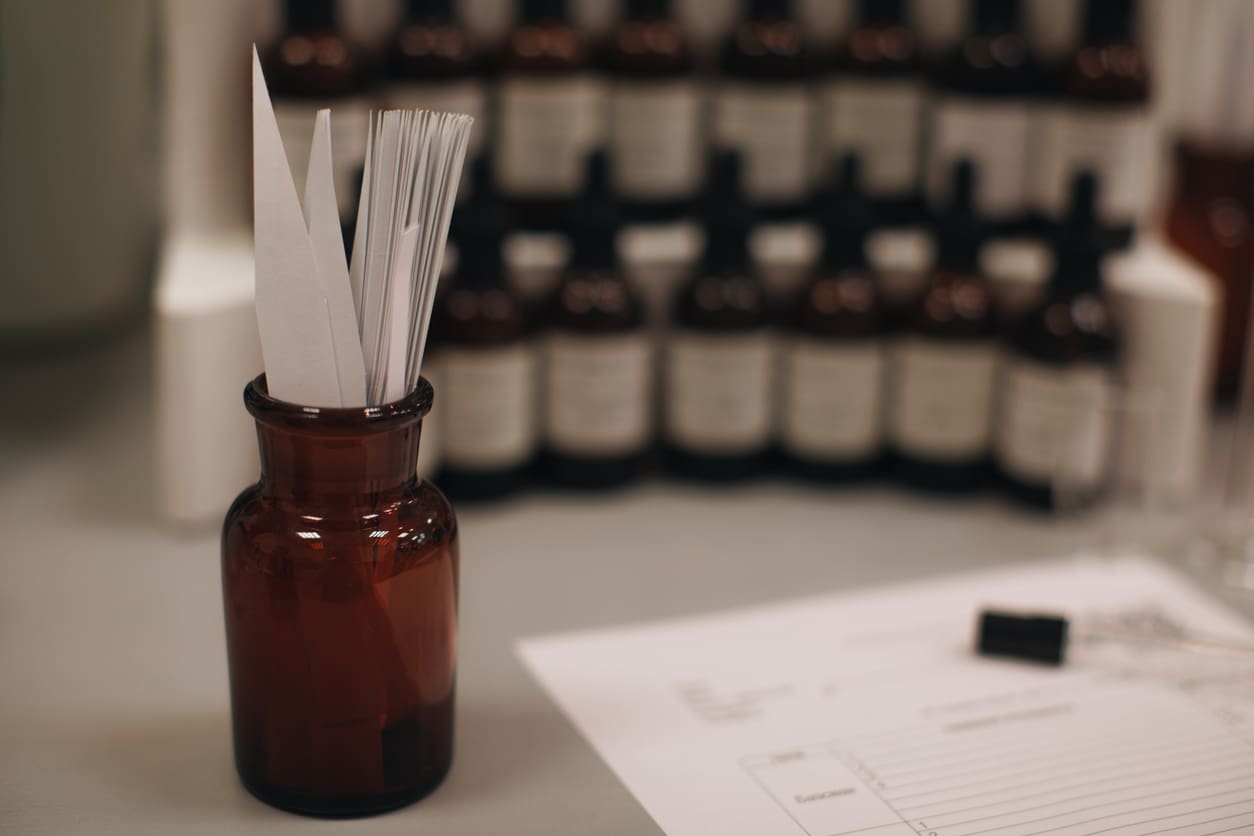 mockup-brown-glass-bottle-with-blotter-paper-for-testing-smell-of-essential-oil-and-fragrance-oil