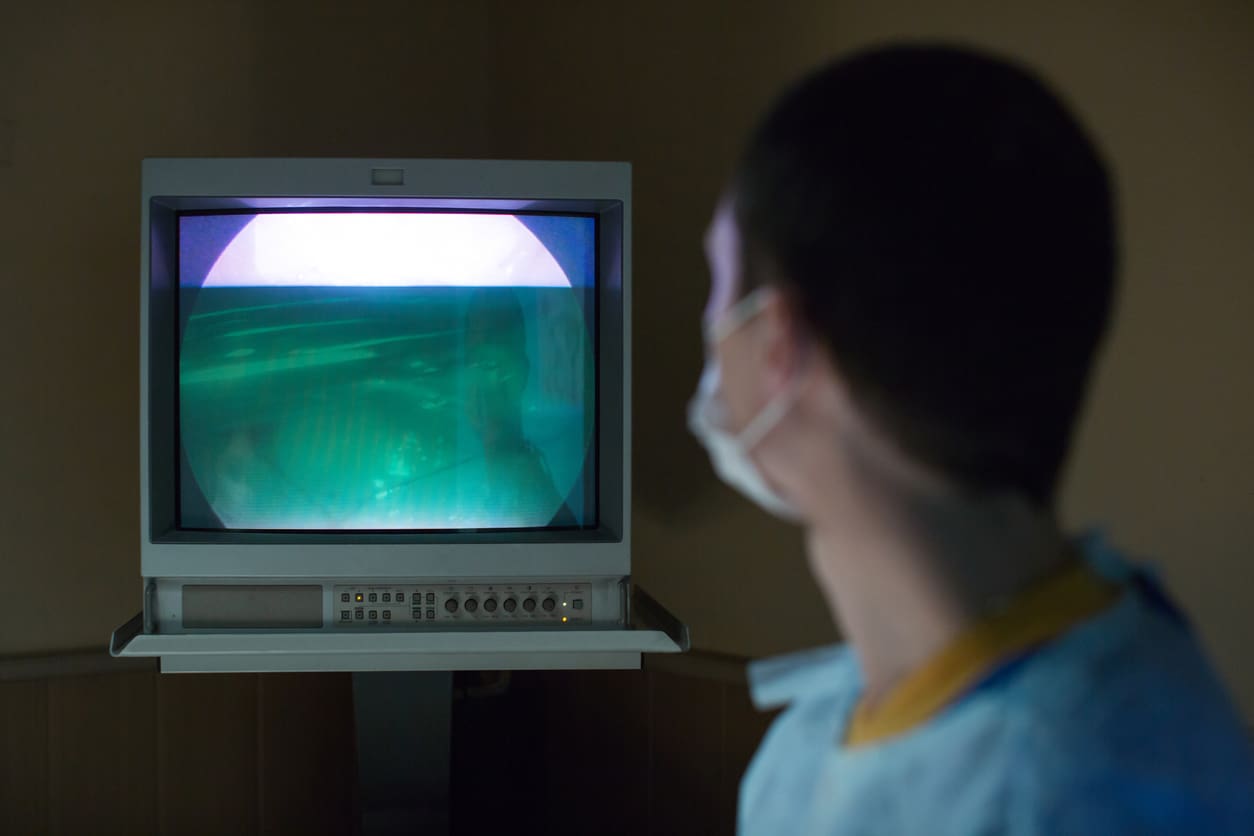 veterinarian-doctor-in-operation-room-for-laparoscopic-surgical