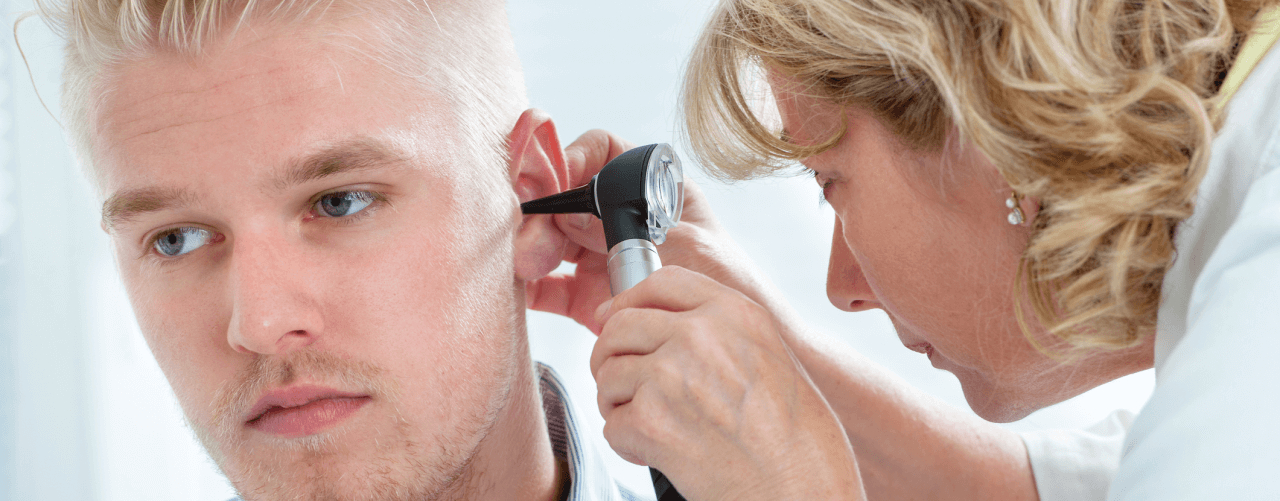 Pani lekarz diagnozuje ucho pacjenta